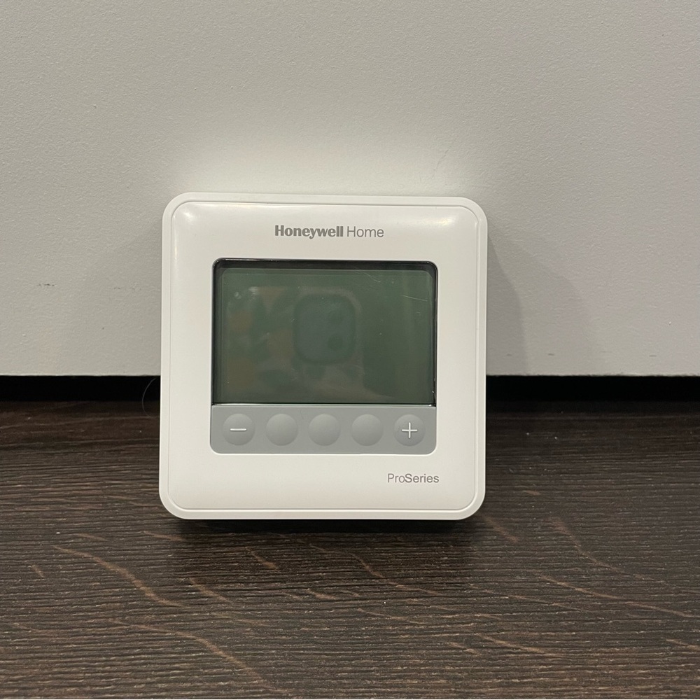 Honeywell Home T4 Pro Series Programmable Thermostat Model TH4110U2005